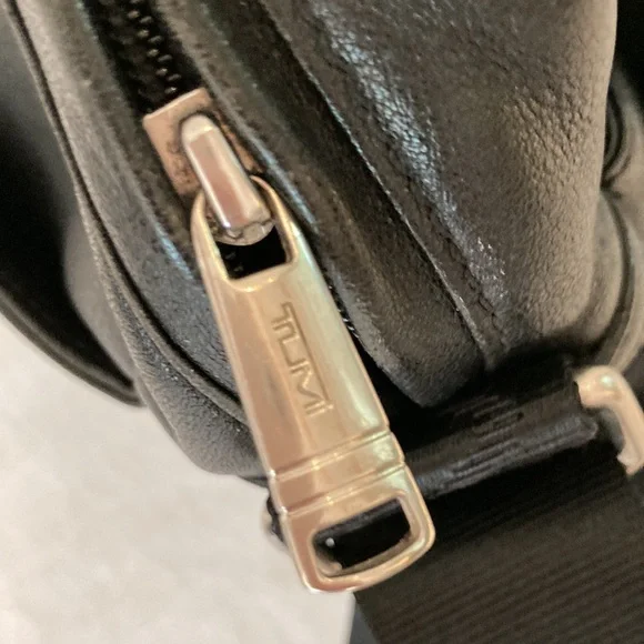 Tumi leather messenger tech lots of pockets - Picture 15 of 16